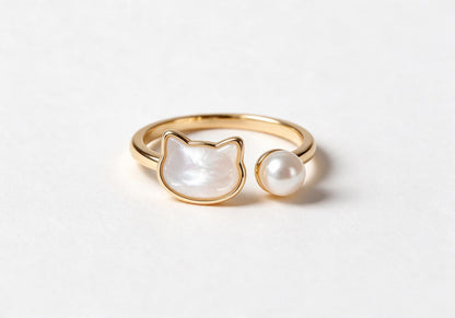 Cute cat-shaped ring featuring gold-plated brass and pearl